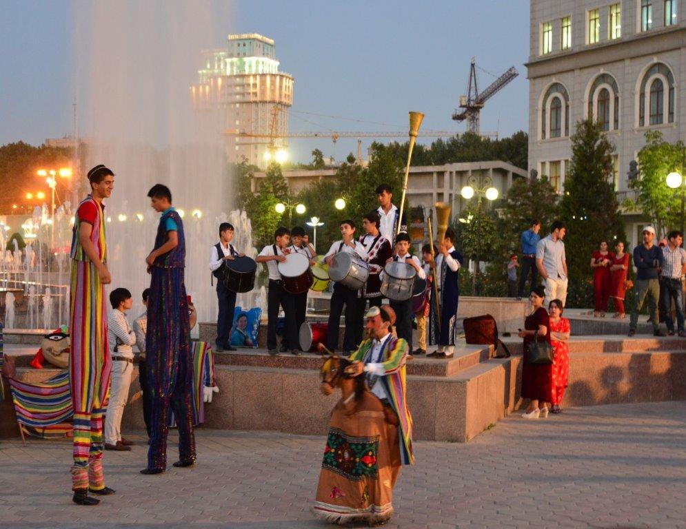 Таджикистан вечером. Праздники Таджикистана. Душанбе понедельник. Площадь Таджикистана. Таджикский вечер